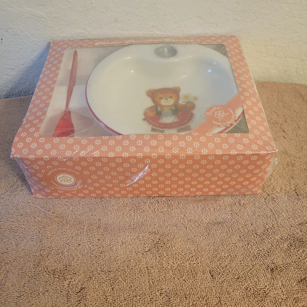 Bear Design Dinnerware Set - Picture 3 of 7